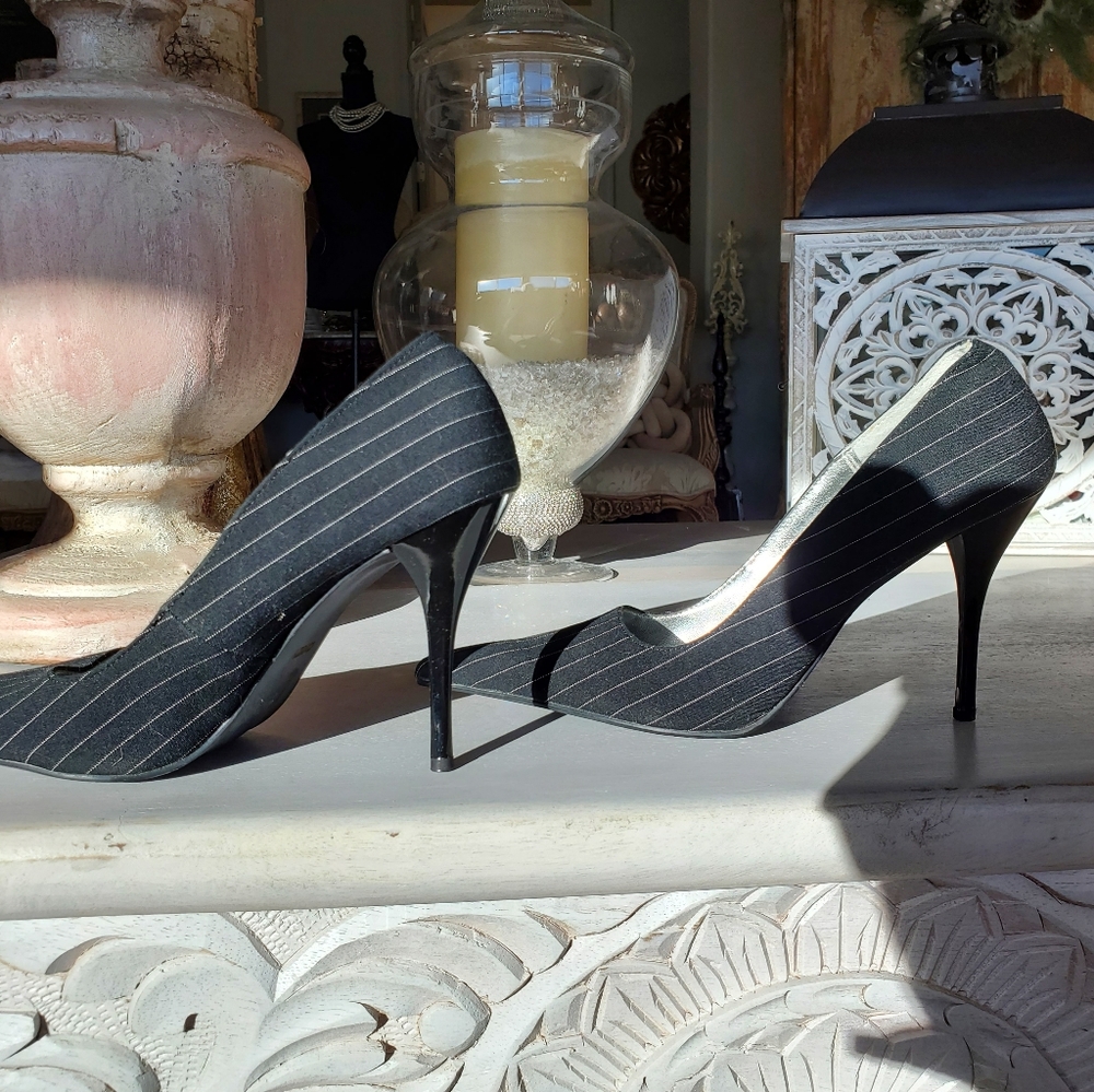 Black and White Pinstripe Heels. EUC worn once. Size 8 - Picture 3 of 7